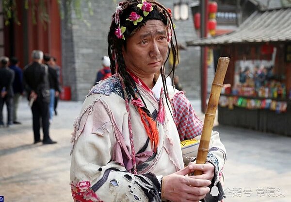 大陸男子李金剛8年前受僱於清明上河園景區，專職當「乞丐」四處乞討。 圖／翻攝自騰訊企鵝號