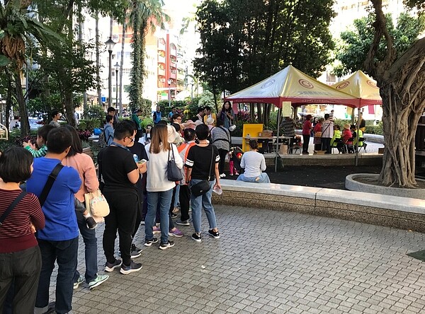 台北市大安區大學里,16日下午在溫州公園,舉辦里民野餐活動,吸引不少民眾參與。好房網News記者李彥穎攝