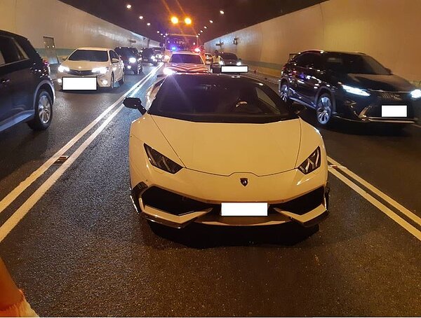 超跑在國道上故障,拖救業者擔心損壞車輛,要付巨額賠償,不敢前往拖救,造成高速公路大塞車,高公局決定依車輛的底盤高度及車架分級收費,費用收取從1,500元至2萬元不等,新的拖救費用將從明(2020)年1月1日起實施。 圖/交通部高速公路局提供