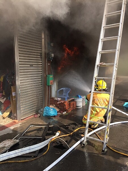 彰化縣線西鄉中央路二段16日中午發生住宅火警,造成兩人受傷,幸好並不嚴重。圖/消防局提供