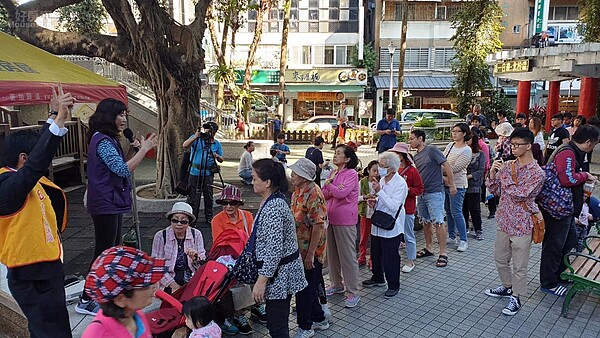 永慶房屋協助大安區大學里辦活動,熱鬧排隊參與
