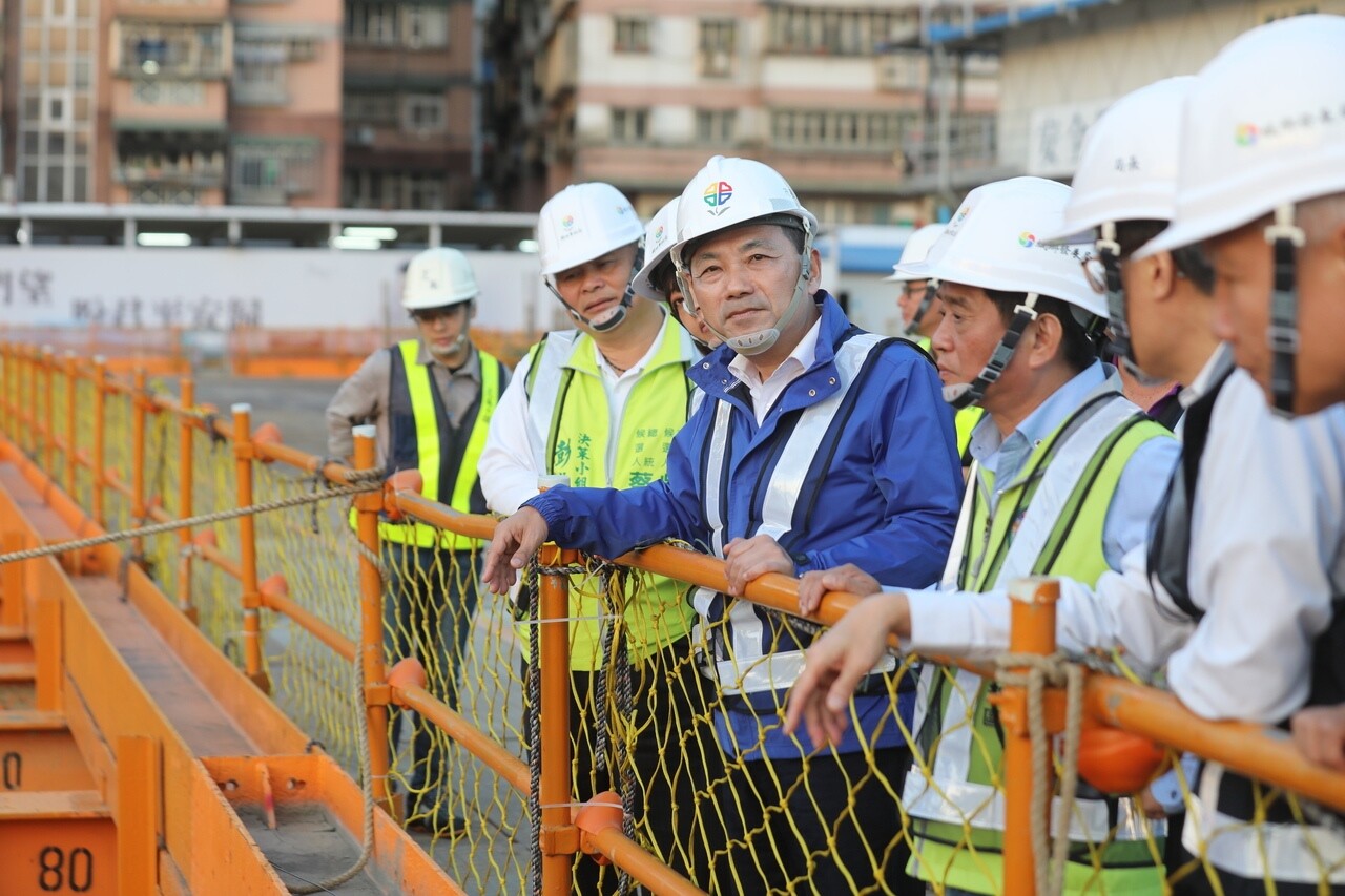 新北市長侯友宜（左2），16日到土城關心員和段青年社宅工程進度。記者江婉儀／攝影