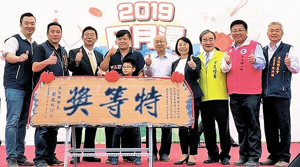 日月潭紅茶評鑑頒獎典禮,東邦紅茶第三代接班人郭瀚元(左四)獲台茶18號紅茶特等獎茶冠王。(楊樹煌攝)