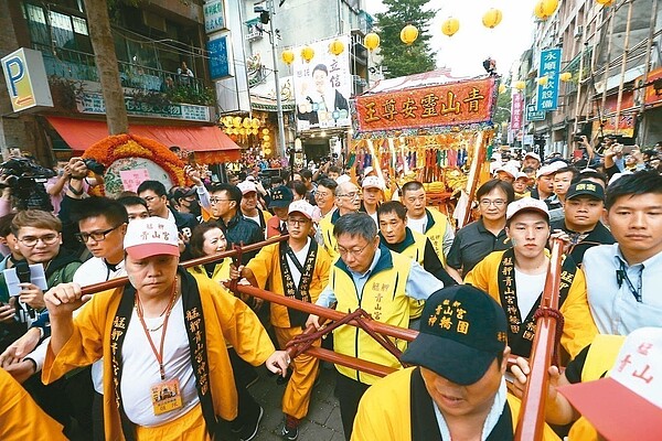 艋舺青山宮靈安尊王暗訪遶境活動17日登場，萬華區周邊路段將陸續進行交通管制，請用路人務必注意。圖為台北市長柯文哲(中)出席2018艋舺青山宮靈安尊王遶境活動，並抬轎助陣。 圖／聯合報系資料照片