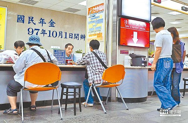 社保司日前預告修改國民年金，若被保險人的動產、不動產超過一定標準，配偶就不需負擔連帶被罰責任，若順利可在明年上半年上路。圖／中時報系資料照