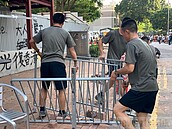 反送中首次　駐港解放軍上街…清路障