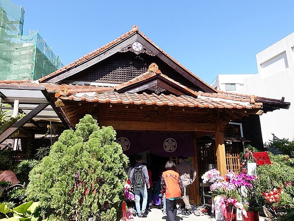 嘉義市天理教東門教會,去年遭鄰宅祝融波及,毀損主殿屋頂,歷經1年多的修繕後,17日舉辦修築落成奉告祭。圖/嘉義市政府提供