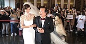 要幸福喔！林志玲身穿絕美婚紗現身