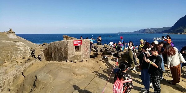 象鼻岩為熱門觀光景點，為加強安全維護管理， 已在周邊拉上警戒線禁止民眾隨意攀爬。圖／新北市農業局提供