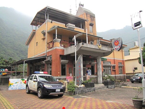 高雄市警六龜分局多納派出所位於原住民區,門口妝點著原住民圖騰圓柱。 圖/聯合報系資料照片
