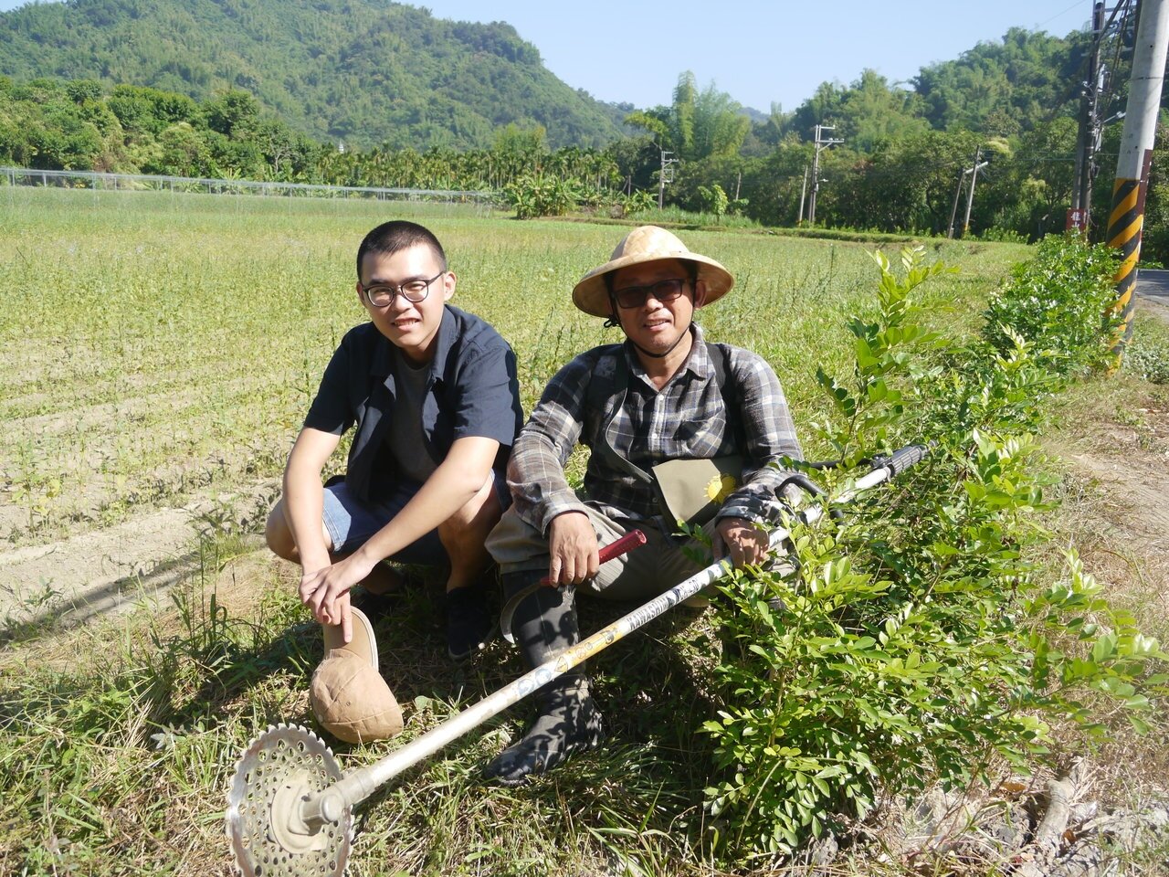 高市美濃農友溫文相(右)在廣林種植有機芝麻,台灣大學研究生古子諒(左)協助營造田埂綠籬,今年4 月剛種下七里香。記者徐白櫻/攝影