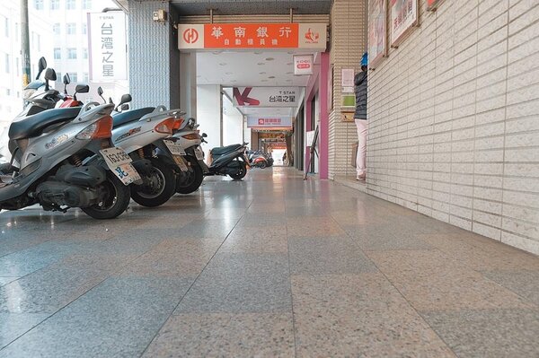 竹北市縣政九路華南銀行商圈騎樓整平，方便身障者通行。（羅浚濱攝）
