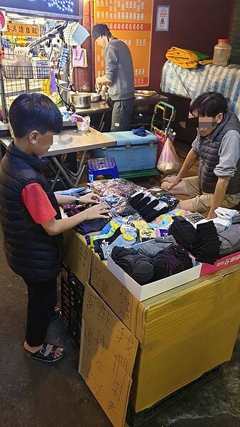 中壢男童擺攤賣襪引起社會關注。圖/取自承天府環島慈善會粉絲團