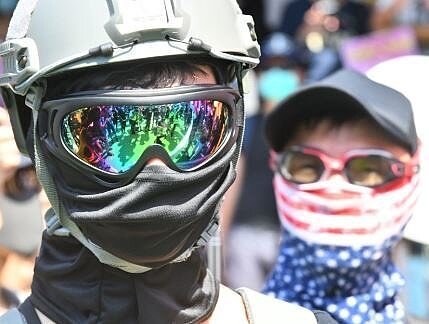 香港高院雖裁定《禁蒙面法》違憲,不過香港市民參與示威活動時是否能蒙面不公開身分,高院將進一步聆訊,預定11月20日開庭處理。取自香港頭條日報