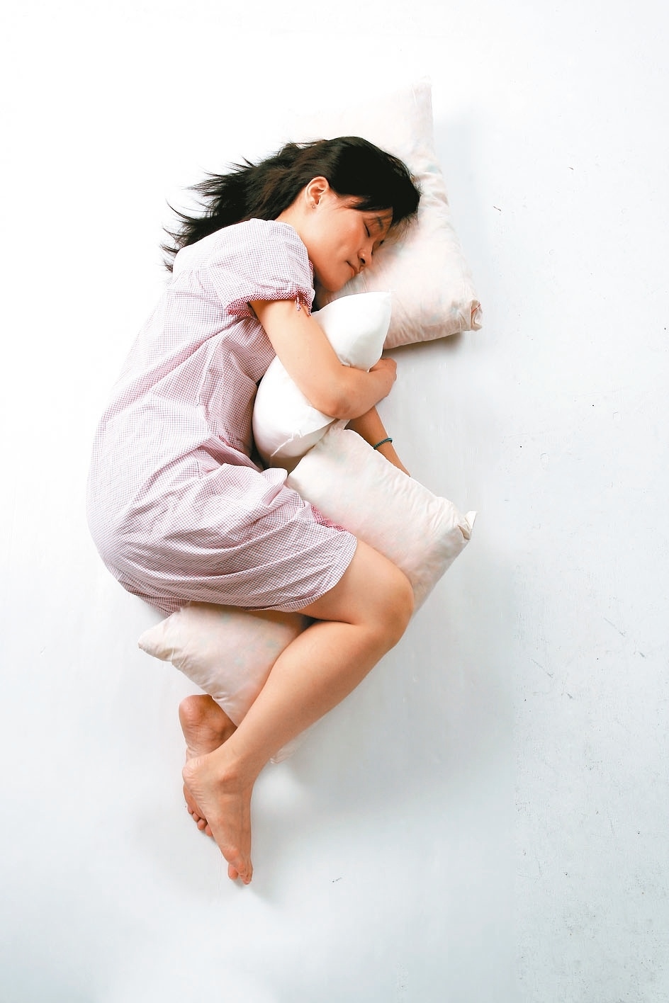 不少人經常在平日熬夜晚睡、利用假日補眠，研究顯示作息不規律影響身心甚鉅。 圖／聯合報系資料照片