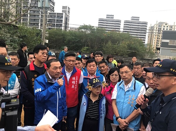 新北市長侯友宜於11月18日前往五股垃圾山,視察公有地清整綠化成果。照片新北市工務局提供