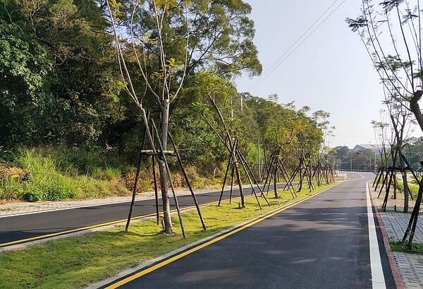 台13甲線公路造橋鄉路段，原先長約1.6公里的舊路，規劃開闢為綠色生態景觀廊道，工程於去年12月展開，在18日上午落成啟用。圖／苗栗縣政府提供