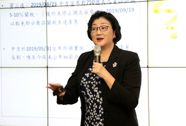 《永慶公益講座》日前邀請雷倩博士分享全球經濟現況，並探討台灣在亞太區的關鍵抉擇。永慶房產集團提供