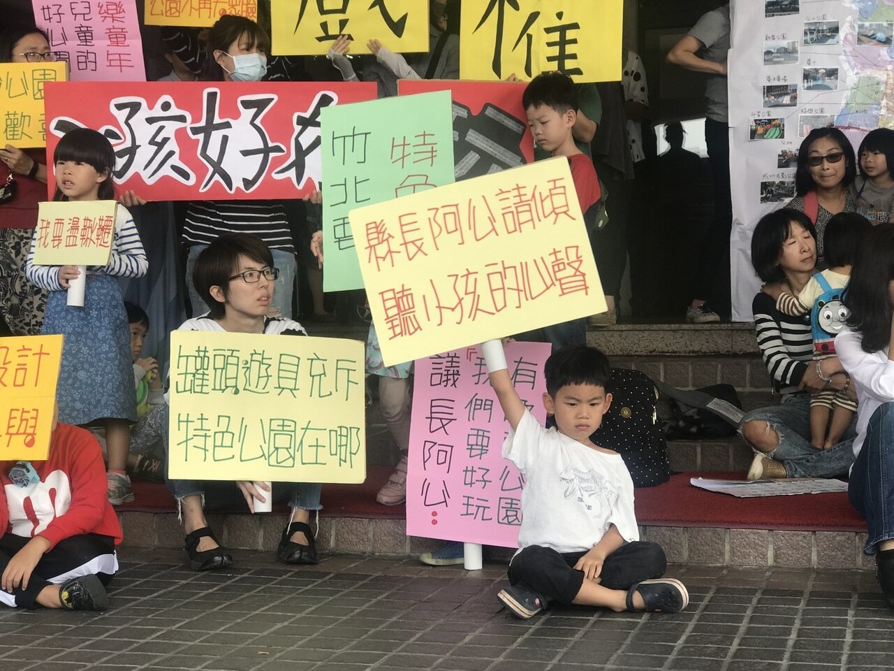 「縣長阿公請傾聽小孩的聲音！」孩子們今天來到現場舉牌，表達心聲。記者郭政芬／攝影