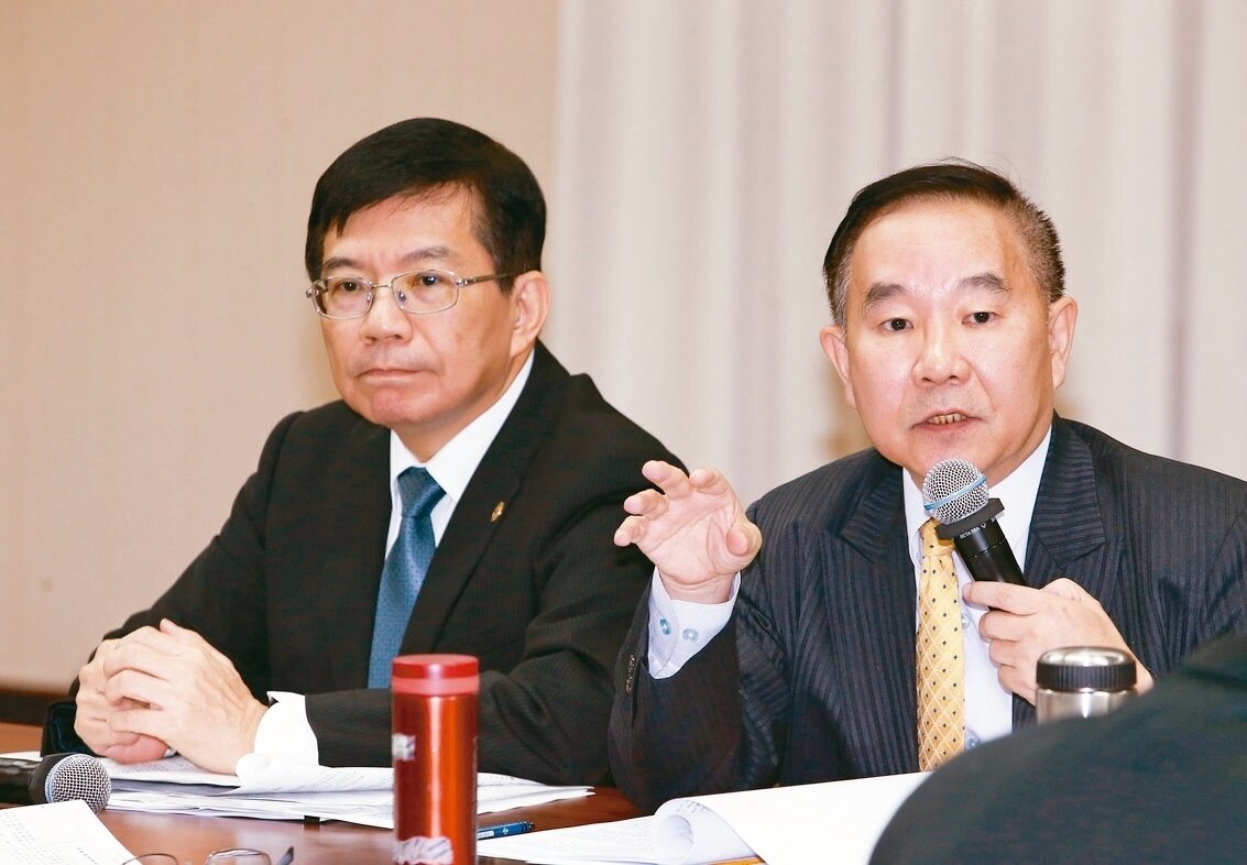 立院交通委員會上午審查桃機公司預算案,桃機董事長王明德(右)以及交通部次長王國材(左)出席。 記者曾原信/攝影