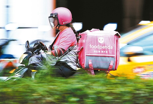 美食外送員車禍頻傳,引發美食外送平台與外送員間的勞雇爭議,他們為搶快疾駛於車陣中,險象環生。 記者侯永全/攝影