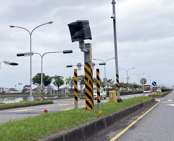 宜蘭測速照相固定桿機具曾從路上短暫消失,但本月起陸續回歸,重新上桿,只是還是被套上黑罩,是用還是不用嗎?對此,宜蘭縣警察局交通隊今天指出,測速照相機已升級,本月底完成驗收,下個月啟用。記者羅建旺/攝影