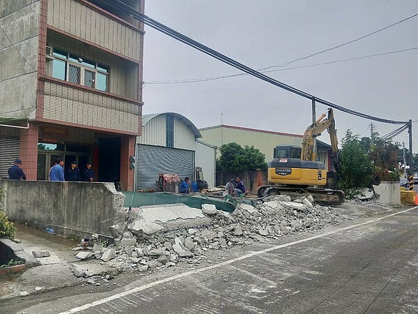 台南市大內南181線拓寬釘一戶拒徵收庭院,19日強制拆除,警維護秩序。圖/善化分局提供