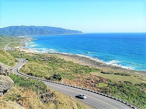 屏東恆春半島由東北季風形成的落山風，今天凌晨風力增強，上午風力約7、8級，最強陣風在10級至11級間，已達輕颱等級風速。記者潘欣中／翻攝