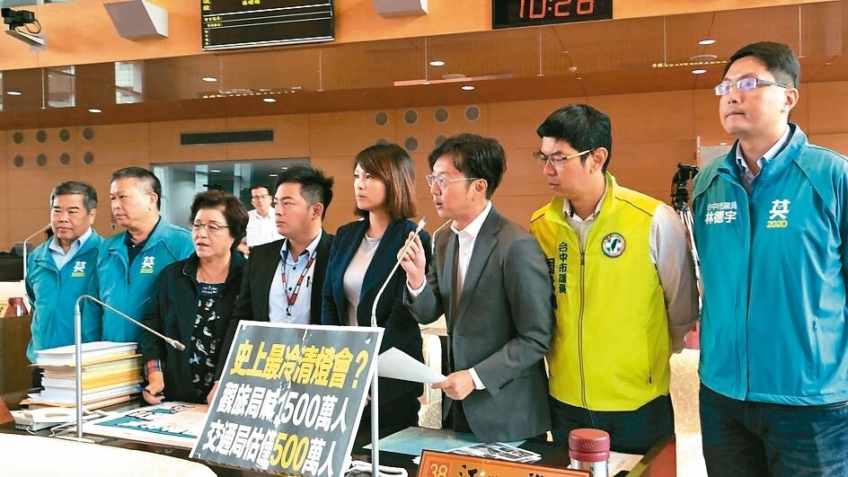 民進黨中市議員指出，台灣燈會交通局接駁計畫約500萬人次，如果人數只有500萬將會是最冷清的燈會。 圖／記者陳秋雲攝影