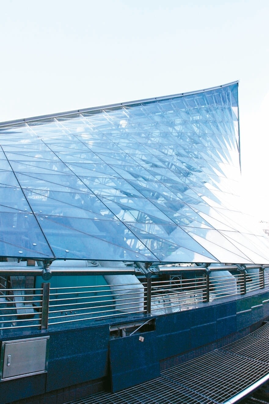 高雄捷運美麗島站的玻璃帷幕站體，因會在陽光照射下反光，對居民及商家造成困擾。 圖／聯合報系資料照片