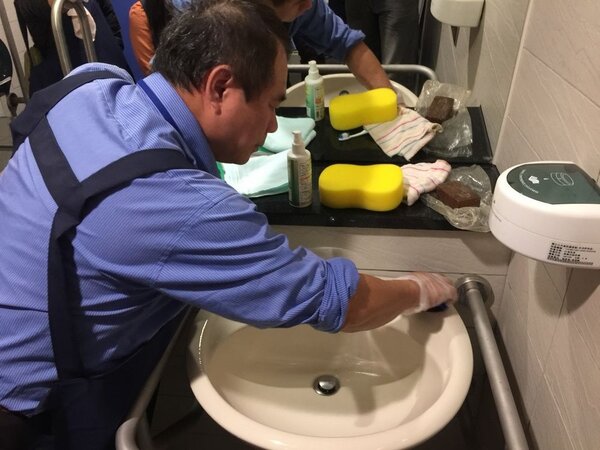 台中市政府環保局在南區國立公共資訊圖書館舉辦公廁清掃學習活動，邀請專家傳授清潔小訣竅