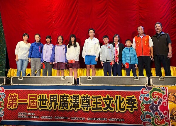 台南市南區下林玉聖宮與南區公所今晚頒發孝行獎助學金,由主委蔡國輝及區長蔡秀琴頒發獎學金給新興國小及大成國中40名學習績優、孝行學生。記者邵心杰/翻攝