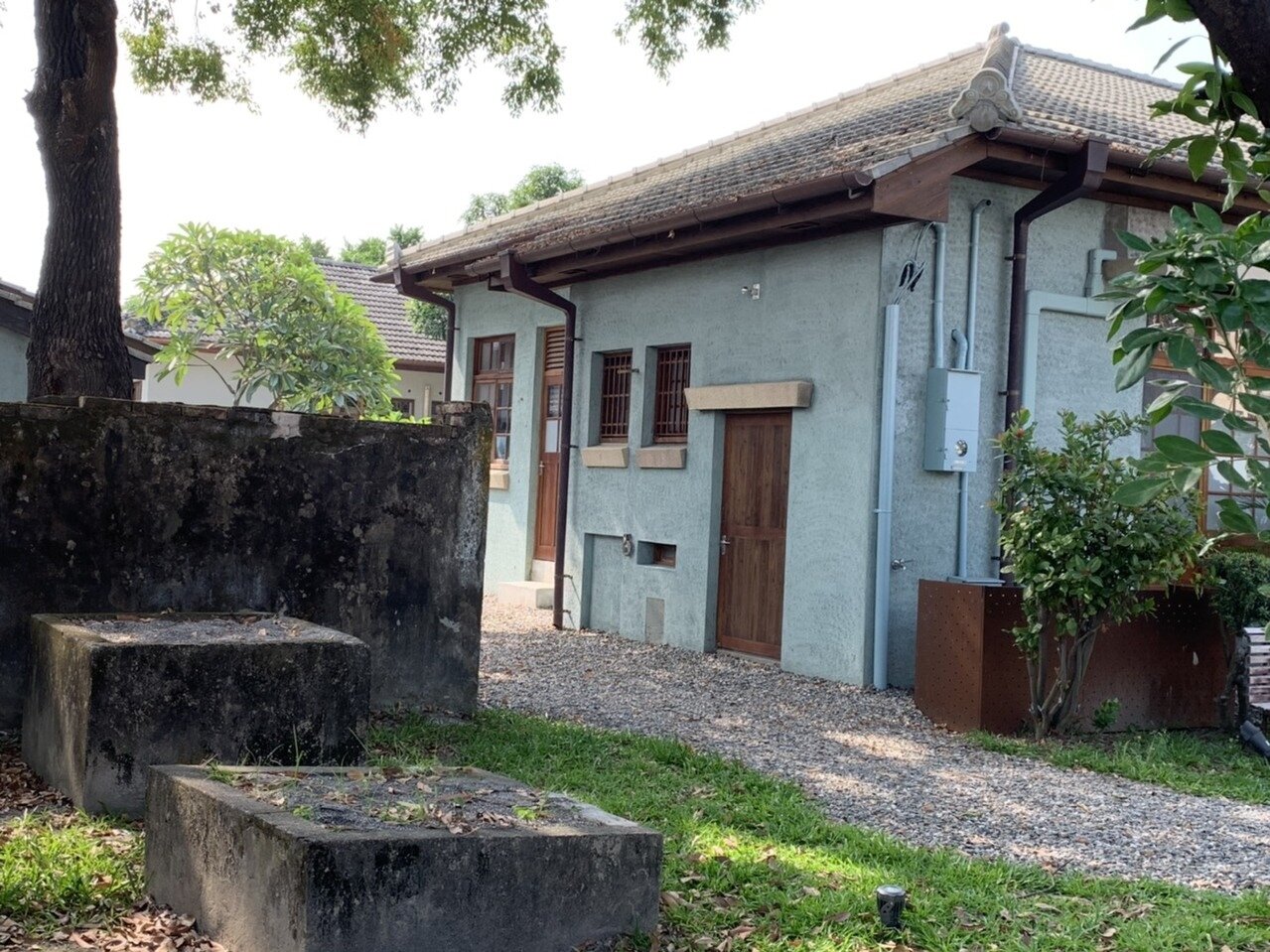 由於建物構造易燃，早年日本人在設計時，為防範火警釀災，規劃儲沙池、儲水池。記者翁偵霞／攝影