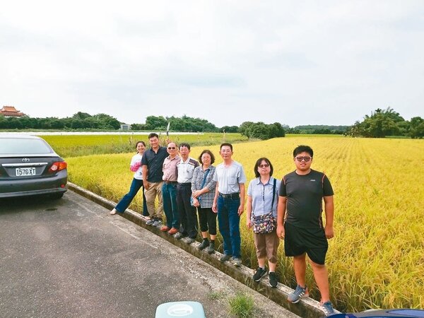 中華食品雙盲檢驗暨認證學會等單位舉辦第一屆的自然農法優質稻米競賽，前往田間採樣送檢。 圖／學會提供