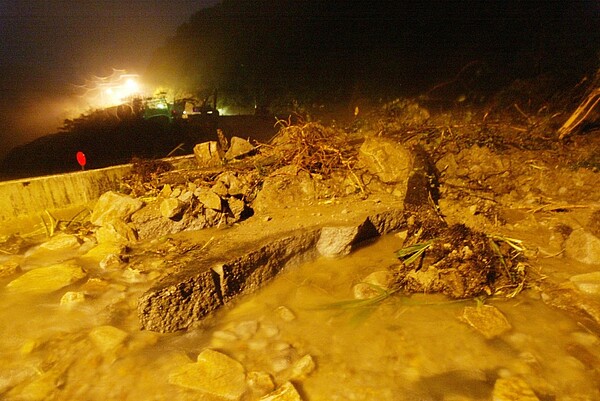 2007年的米塔颱風外圍環流帶來的超大雨量造成陽金公路金山往陽明山方向九公里處大量土石坍方。圖/聯合報資料照片