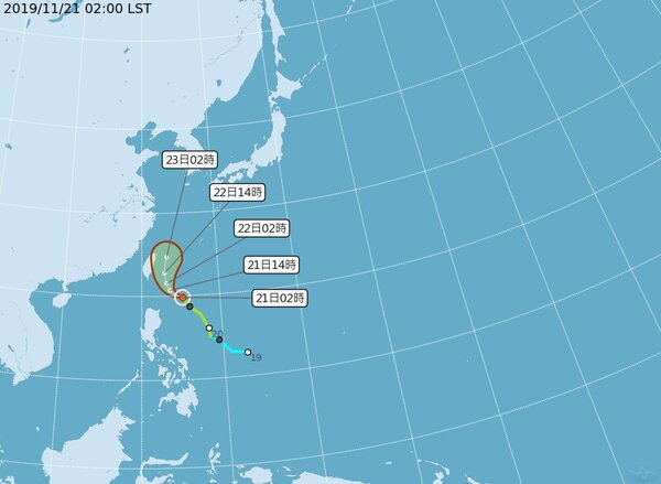 氣象局指出，鳳凰颱風凌晨2時位於鵝鑾鼻東南東方540公里的海面上，以西北西轉北的方向朝臺灣東南部海面接近。圖／中央氣象局提供