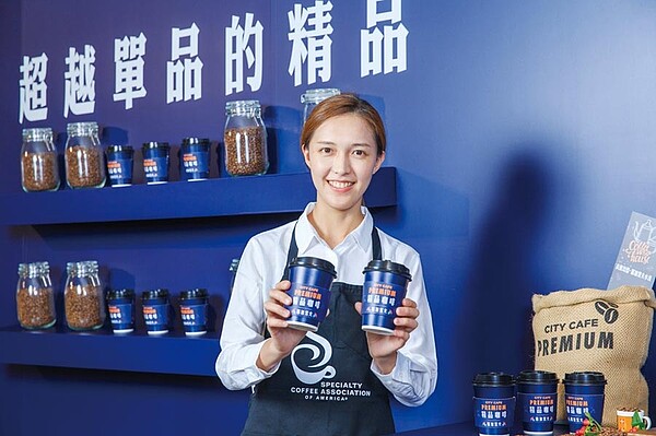 小七今年6月以「超越單品的精品」為主軸向全家宣戰,並宣布加速拓展精品咖啡門市,原預計今年底導入1,000店,目前已超過1,200店,進度大幅超前。圖/業者提供