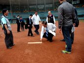 勘查新竹市立棒球場　教育部近期邀企業合力改善