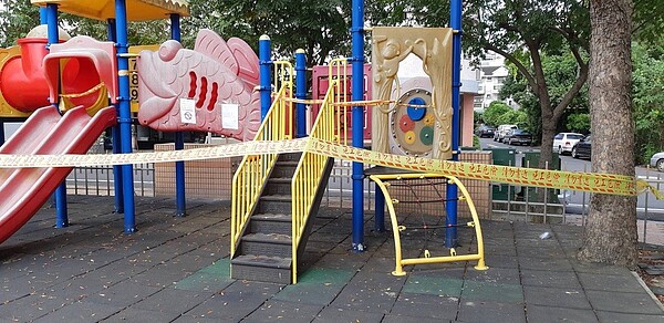 苗栗縣國小校園遊具安全檢測合格率僅11.9%,校園的遊具設施設施圍起封鎖線。圖/議員鄭碧玉提供