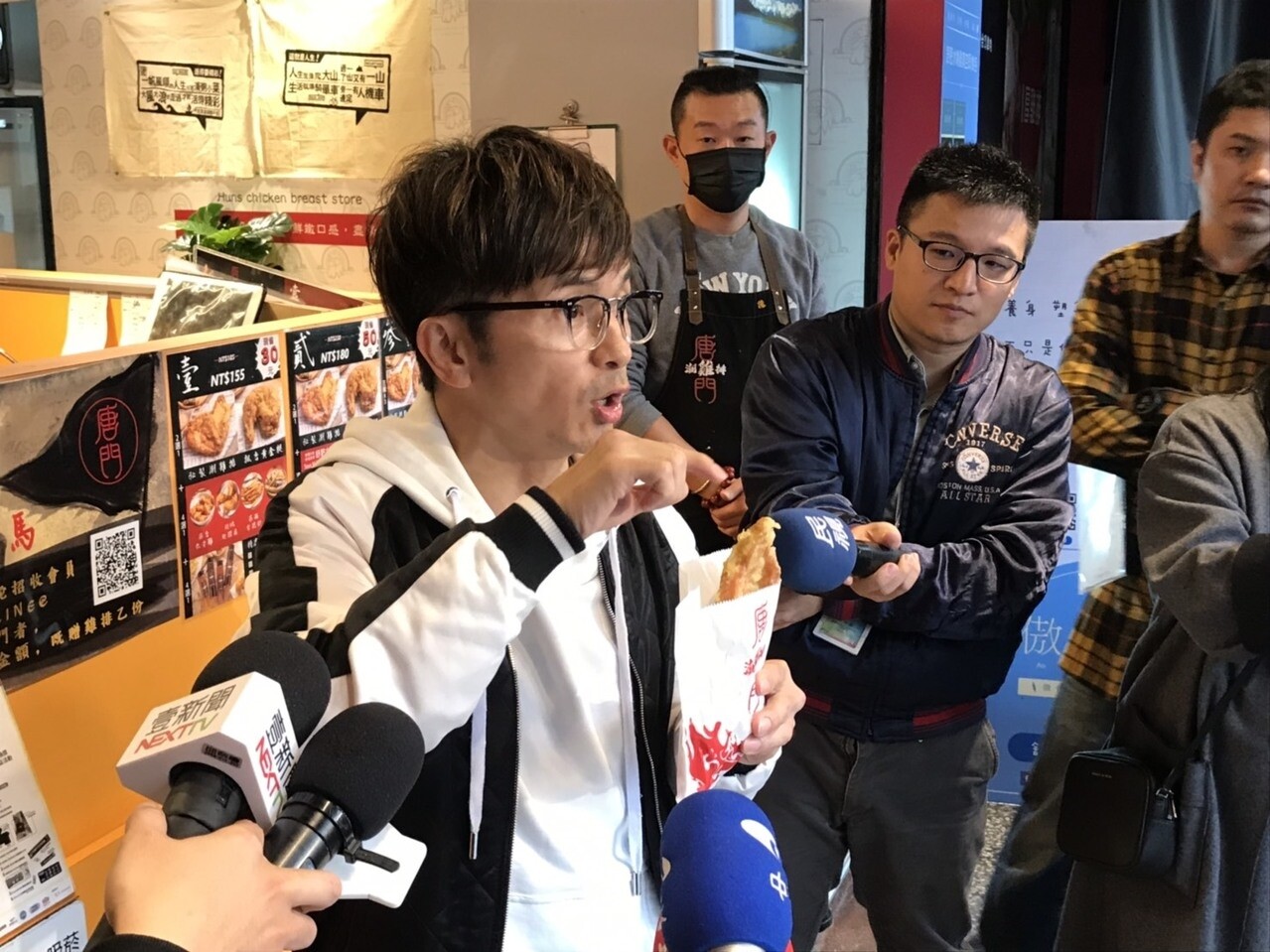 唐從聖在自家雞排店解釋投資糾紛,並當場請大家吃雞排。記者葉君遠/攝影