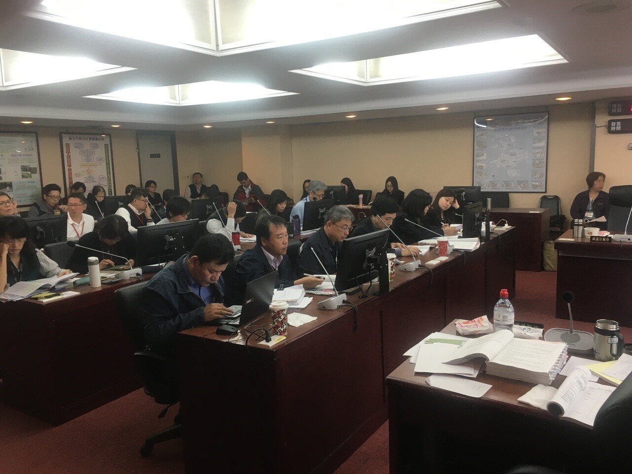 台北市長柯文哲日前拋出「違建爭議處理委員會」構想，台北市議會工務委員會今天審查預算時，台北市建管處表示，相關草案正在簽報。記者張世杰／攝影