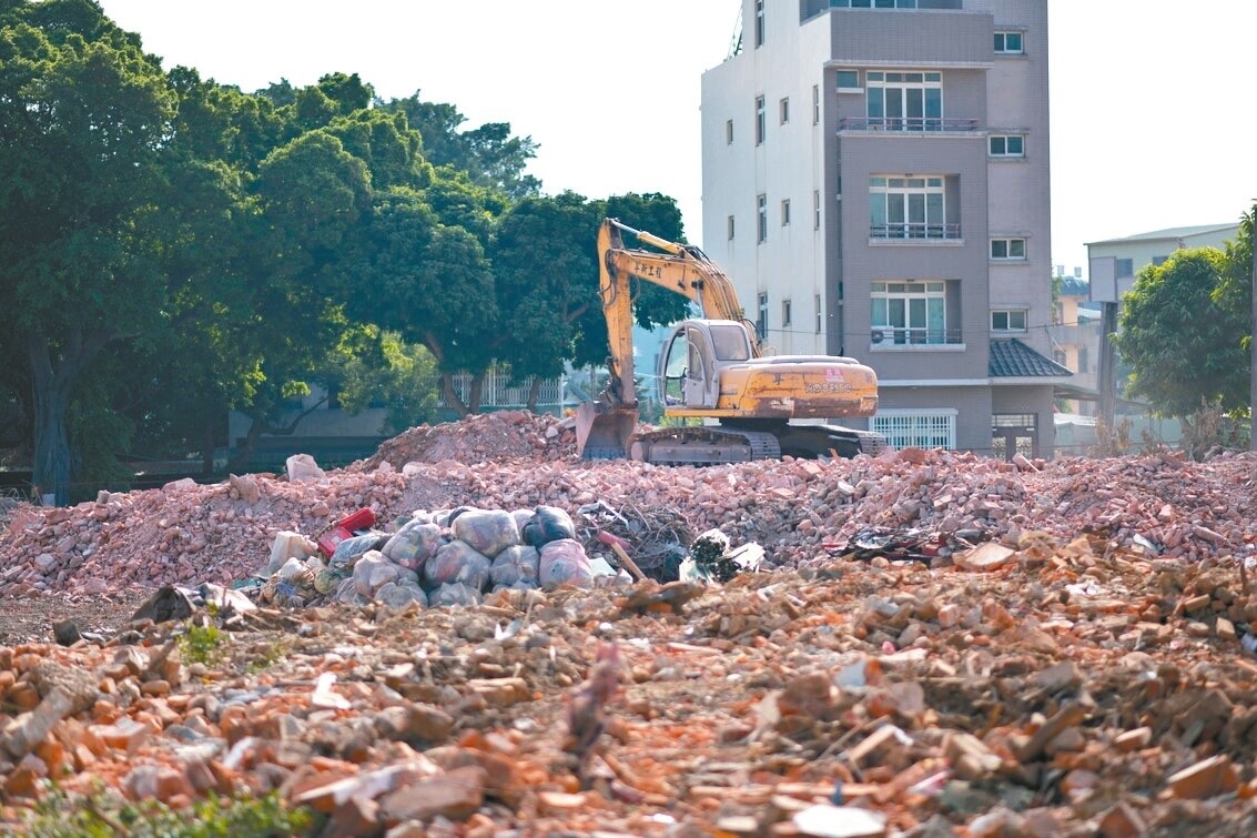 南投郡役所眷舍是否拆除改建為社會住宅，引發爭議，但南投縣府地政處已調派挖土機拆除眷舍群。 記者黑中亮／攝影