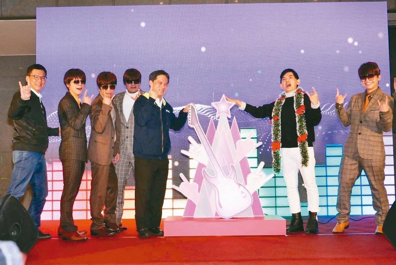 新北歡樂耶誕城巨星演唱會12月14、15日登場,昨天公布卡司,將由蕭敬騰、鄧紫棋接力壓軸。 記者施鴻基/攝影