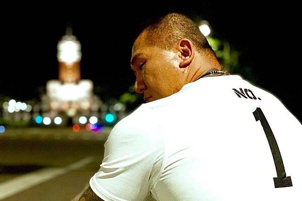 媒體報導館長清晨在臉書貼文,「今天我醒了、我放棄、我對不起國軍弟兄,抱歉」。但天亮後的清晨又改口。圖/取自飆捍粉專