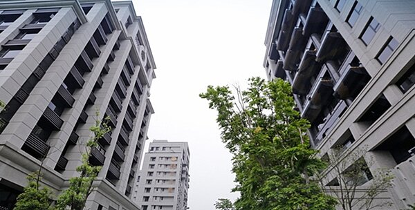 國稅局21日表示，如果營業人以明顯偏低價格銷售不動產、無正當理由，國稅局可按照時價認定其銷售額，核定補課營業稅、營所稅。圖／中時資料照