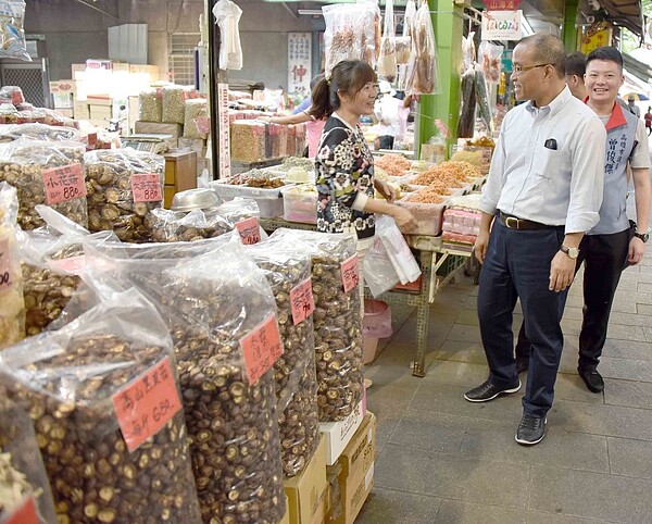 高雄市政府重視三鳳中街的年貨行銷。圖為副市長葉匡時（中）日前到三鳳中街了解中街現況。右：高雄市議員曾俊傑。圖／高雄市政府提供