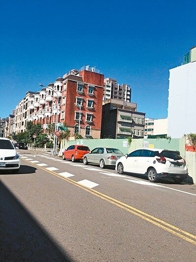 新竹縣政府針對易肇事路段,畫設楔形標線希望獲得改善。圖/新竹縣政府提供