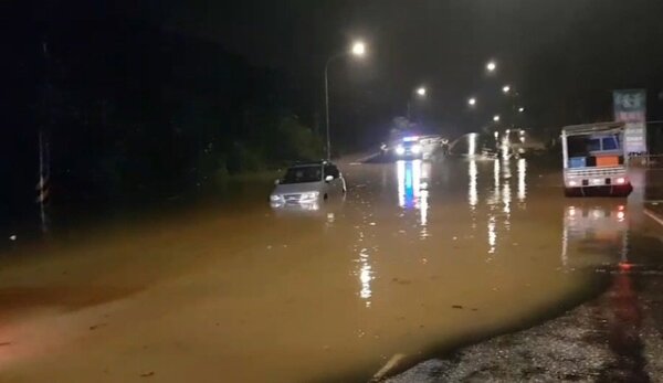 基隆市22日凌晨雨勢不斷，調和街往62快速道路四缐車道一度嚴重積水，造成車輛拋錨，雙方無法通行。圖／民眾提供