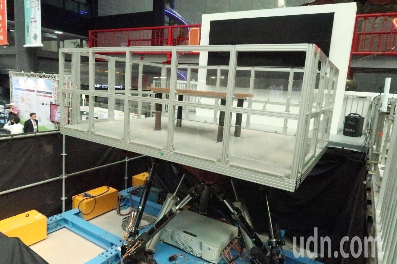 「報吼恁先災—民生公共物聯網防救災領域主題展」現場有免費地震屋模擬體驗,重現地震現場。記者徐如宜/攝影