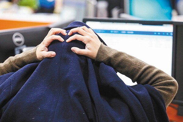調查顯示,有41.6%上班族認為本身工時過長。 圖/聯合報系資料照片
